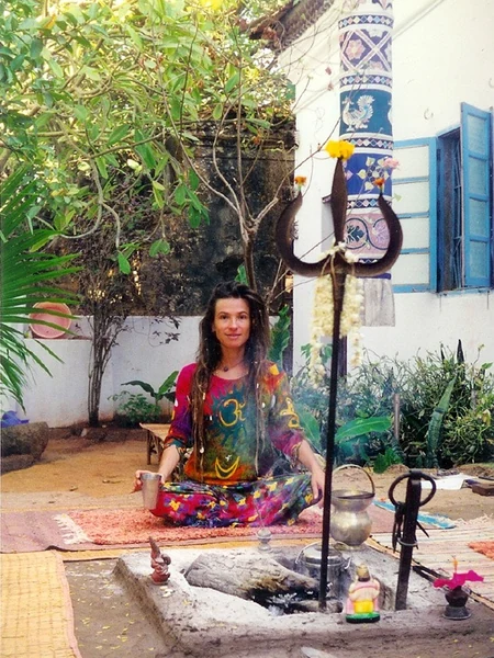 Ariane seated before a dhuni fire and trishul